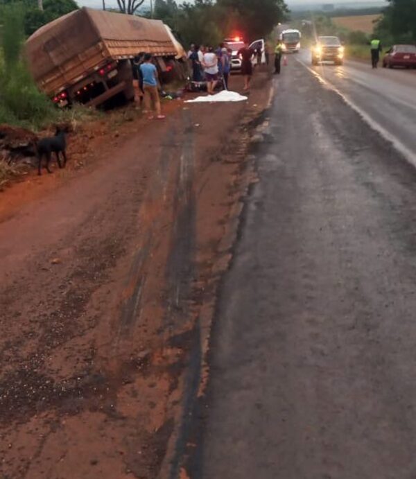 Motociclista perdió la vida tras impactar contra tractocamión sobre la Ruta PY06 – Diario TNPRESS