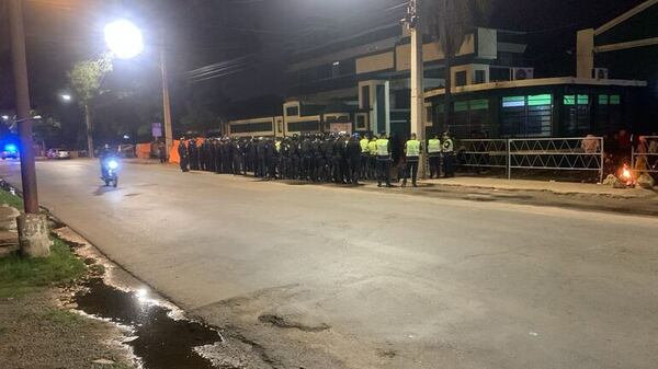 Nativos bloquean entrada al Indi - Nacionales - ABC Color