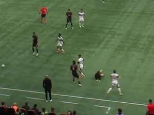 Vídeo: Messi fue a chocar a Cubas y terminó en el suelo... - Fútbol Internacional - ABC Color