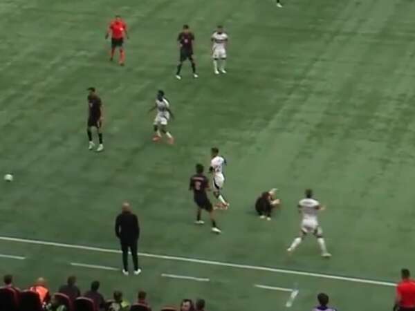 Vídeo: Messi fue a chocar a Cubas y terminó en el suelo... - Fútbol Internacional - ABC Color
