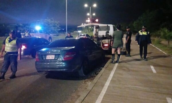 ¡Automóvil pierde rueda en plena Costanera Norte y causa embotellamiento!