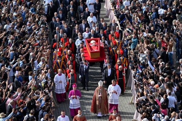 Luego de 3 días de velatorio público, hoy se cierra el féretro del papa Francisco - trece