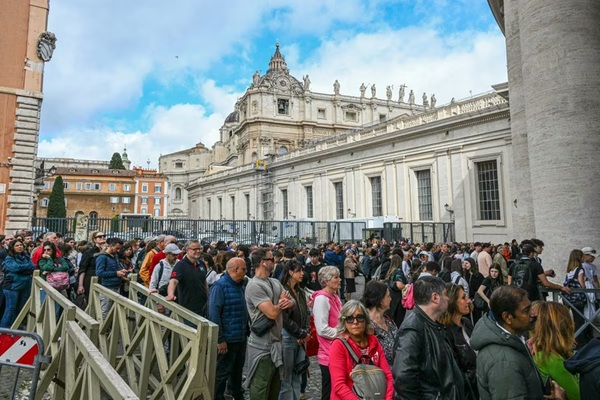 Fieles de todo el mundo rinden sus respetos al papa en el último día de capilla ardiente