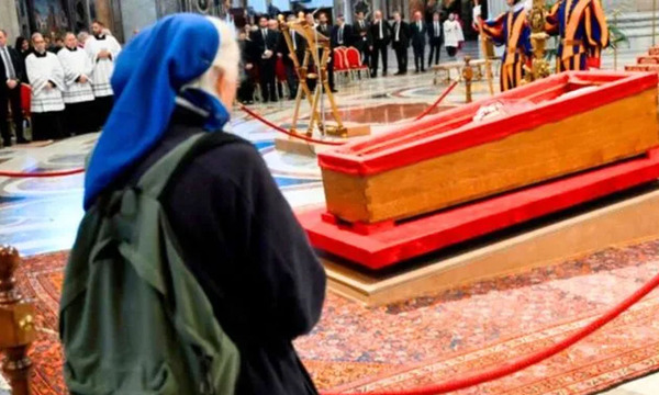 Una despedida que trasciende el protocolo: la monja que lloró por el Papa Francisco - OviedoPress