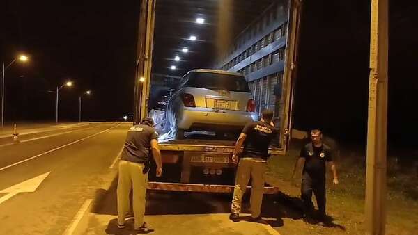 Chaco: cae camión transportando auto con chasis modificado - Policiales - ABC Color