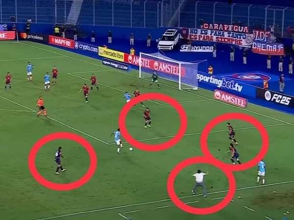 El gol del empate de Sporting Cristal: minuto 91, de un lateral y los jugadores de Cerro Porteño mirando - Cerro Porteño - ABC Color