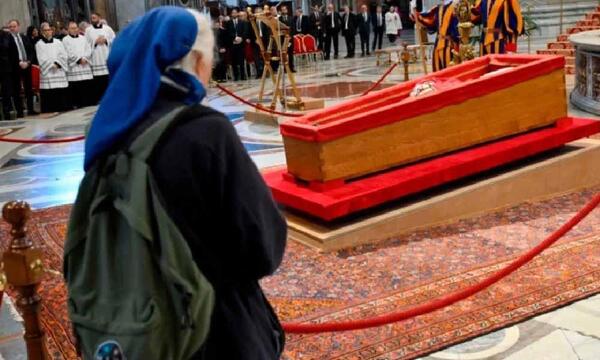 ¿Quién es la monjita que quebró el rígido protocolo para despedirse del papa Francisco? – Prensa 5