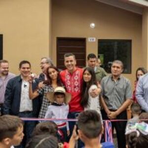 El Presidente Santiago Peña lideró entrega de 43 viviendas a familias del departamento Central :: Presidencia de la República del Paraguay