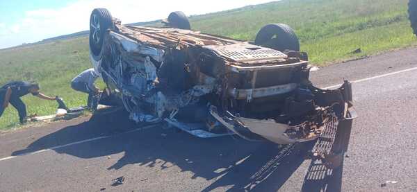 Automóvil vuelca tras explotar neumático y rozar camión en General Delgado