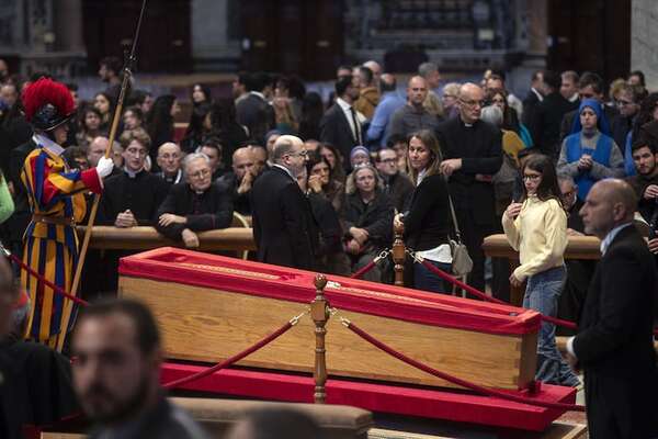 Video: Latorre y su esposa despiden al Papa, ante ausencia de Peña - Política - ABC Color
