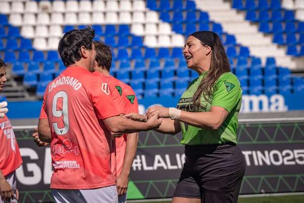 Estrellas se unen mediante el fútbol en la previa de los Premios Platino - Cine y TV - ABC Color