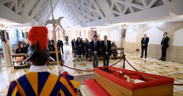 La Nación / La capilla ardiente del papa Francisco cierra con 250.000 visitantes