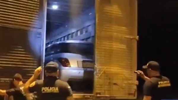Vehículo con chasis adulterado fue incautado oculto en un camión