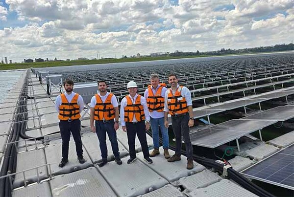 Técnicos de Itaipú verifican funcionamiento de la mayor planta solar flotante de Sudamérica | DIARIO PRIMERA PLANA
