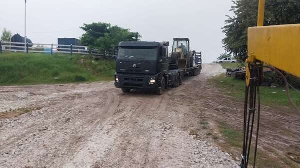 Falta de caminos de todo tiempo: limpian canales obstruidos en Puerto Casado - Nacionales - ABC Color