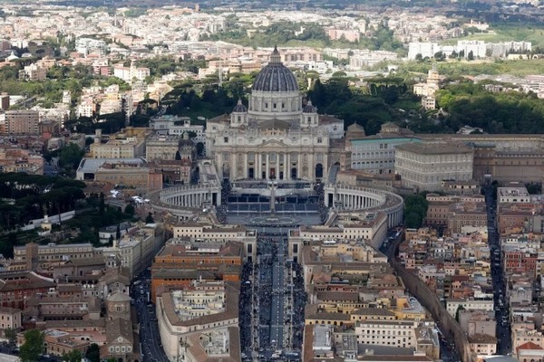 El cortejo fúnebre del papa Francisco recorrerá un trayecto de 6 km por el corazón de Roma e irá en un coche abierto para poder ver el féretro - ADN Digital