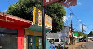 La Nación / Encarnación: detienen a cajero acusado de desviar G. 43 millones de una mujer
