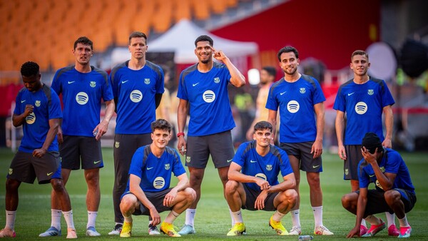 El Barcelona prueba el césped de la 'nueva' Cartuja