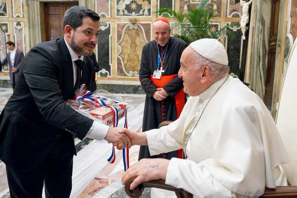 Raúl Latorre y su esposa despiden al papa Francisco - Unicanal