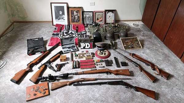 Video: buscaban arma robada y terminaron hallando un arsenal y símbolos nazis en Argentina - Mundo - ABC Color