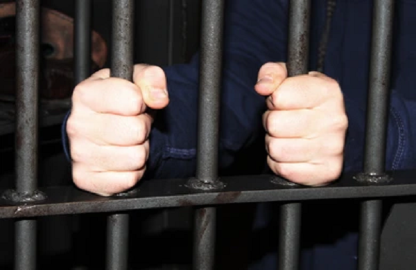 Adolescente condenado a más de 2 años de cárcel por abusar de su compañera en el colegio - Noticiero Paraguay