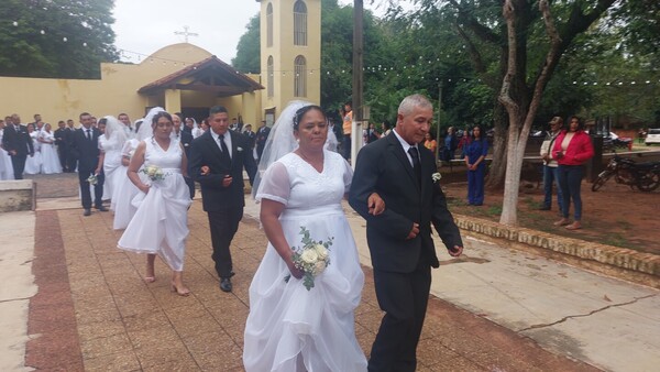 Más de 55 parejas se casan en emotiva ceremonia realizada en Tacuatí