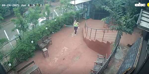Video: Encargada de un bar ahuyentó a un presunto ladrón con una escoba en Encarnación - Policiales - ABC Color