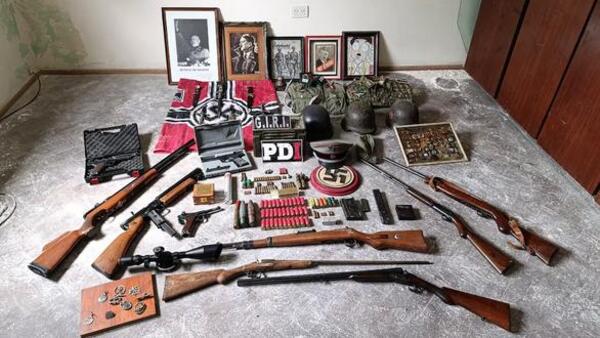 ¡Ndi! Buscaban arma robada y terminaron hallando un arsenal y símbolos nazis