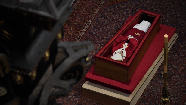 Francisco será sepultado con sus zapatos usados y en un féretro que lleva su escudo