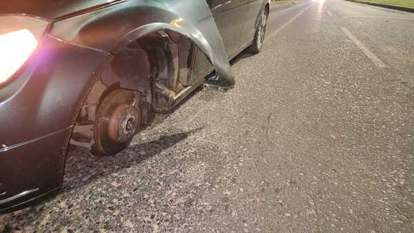 Caos en la Costanera luego de que auto pierda su rueda - 1000 Noticias