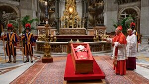 Cerraron el féretro con los restos del Papa Francisco - trece