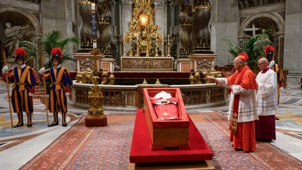 Cerraron el féretro con los restos del Papa Francisco - trece