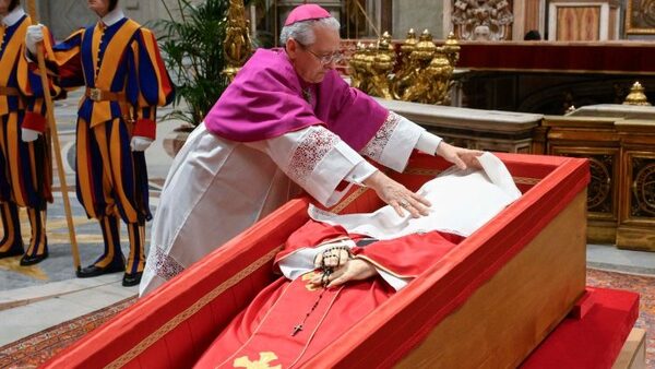 El féretro con los restos del Papa Francisco fue cerrado - Unicanal