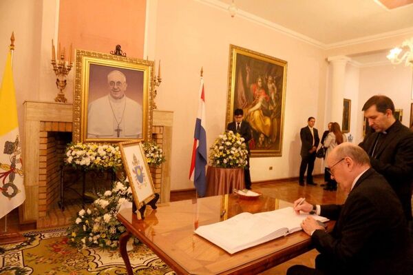 El presidente de la Corte Suprema firmó el libro de condolencias por el fallecimiento de Su Santidad el Papa Francisco