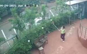 ¡A escobazos! Empleada ahuyentó a un fulano que no entró con buenas intenciones, ndajeko