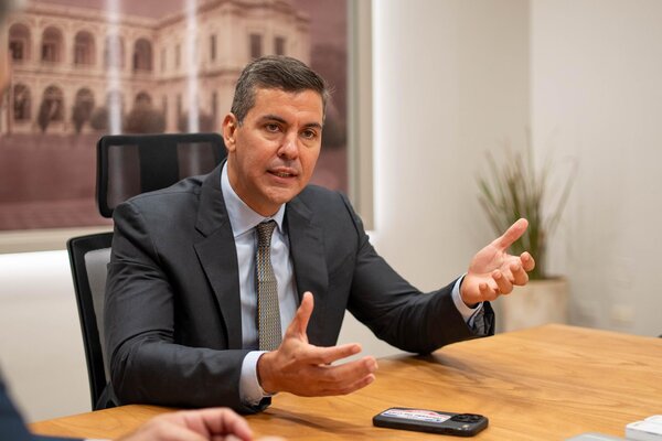 Santiago Peña explicó los motivos de su ausencia en el funeral del papa - Unicanal