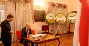 La Nación / El presidente de la Corte Suprema firmó el libro de condolencias del papa Francisco