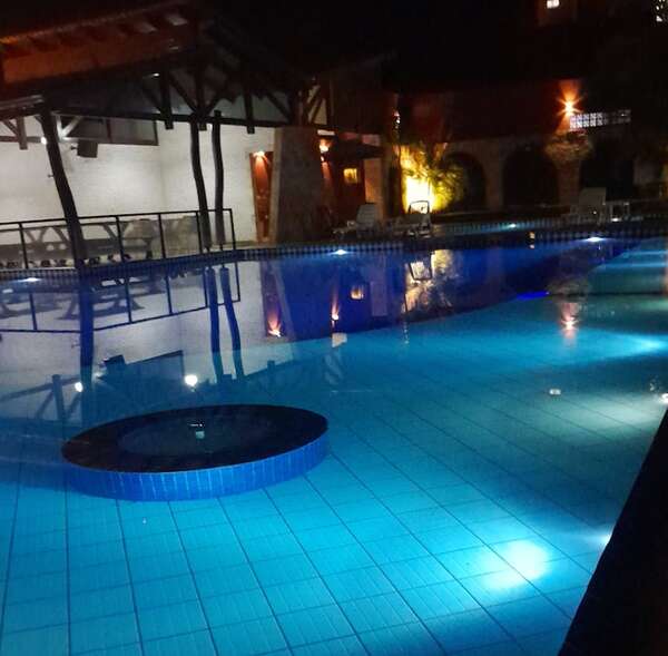 Tragedia en Santa Rosa del Aguaray: adolescente muere ahogada en piscina de hotel - Policiales - ABC Color