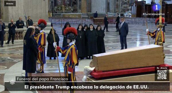 (VIDEO) La imagen de Donald Trump junto a Melania frente al féretro del papa Francisco