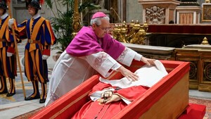 La capilla ardiente de Francisco cerró con 250.000 visitantes