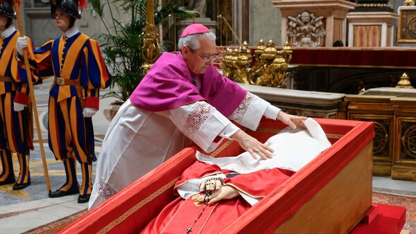 La capilla ardiente de Francisco cerró con 250.000 visitantes