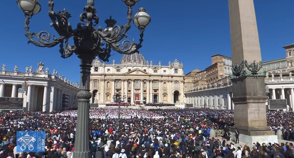 Miles de fieles se congregan en la plaza de San Pedro para despedir al papa Francisco - trece