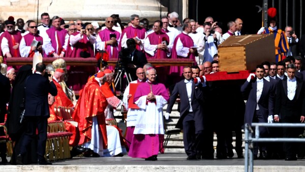 Francisco "fue un papa entre la gente, abierto a todos", subraya el cardenal Re en homilía