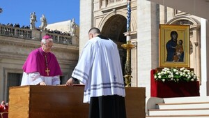 La homilía del funeral: El papa no cesó de implorar la paz y ocuparse de los últimos
