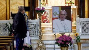 Prisioneros, pobres, migrantes y transgéneros acompañarán féretro del papa Francisco - trece