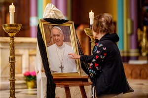 Migrantes, transgéneros, pobres y prisioneros en el último adiós al papa Francisco - Unicanal