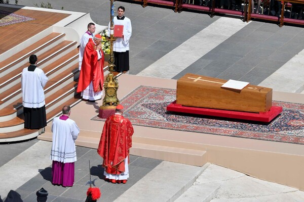 Misa funeral del santo padre: "Un papa con el corazón abierto a todos", destacó cardenal - Unicanal