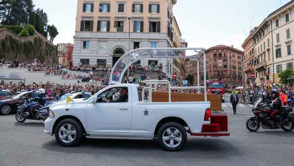 Casi 200.000 personas asisten al cortejo fúnebre que traslada restos del Papa - .::Agencia IP::.