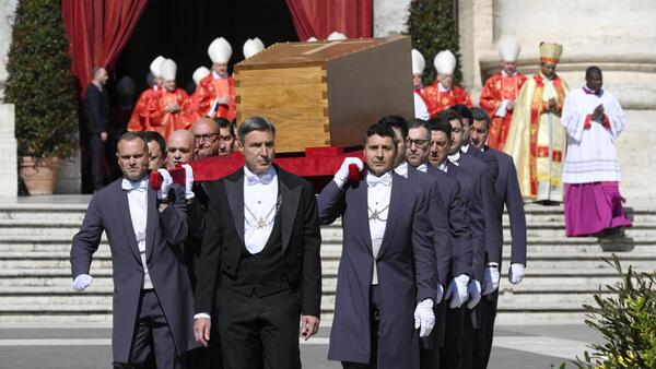 El Papa Francisco abrazó su cruz y hace su último viaje por las calle que tanto amó