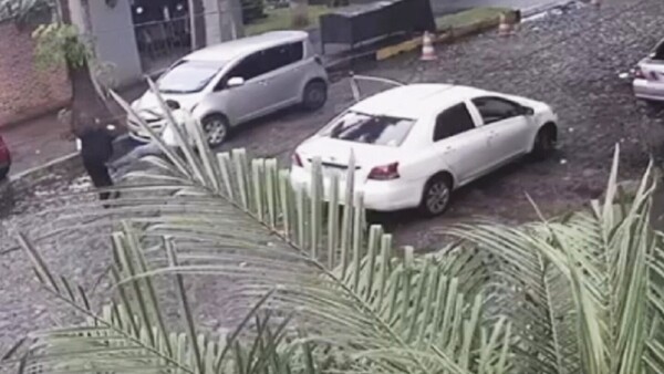 Ni los taxistas se atrevieron a tanto: chofer de Bolt le metió una patada a su viajera